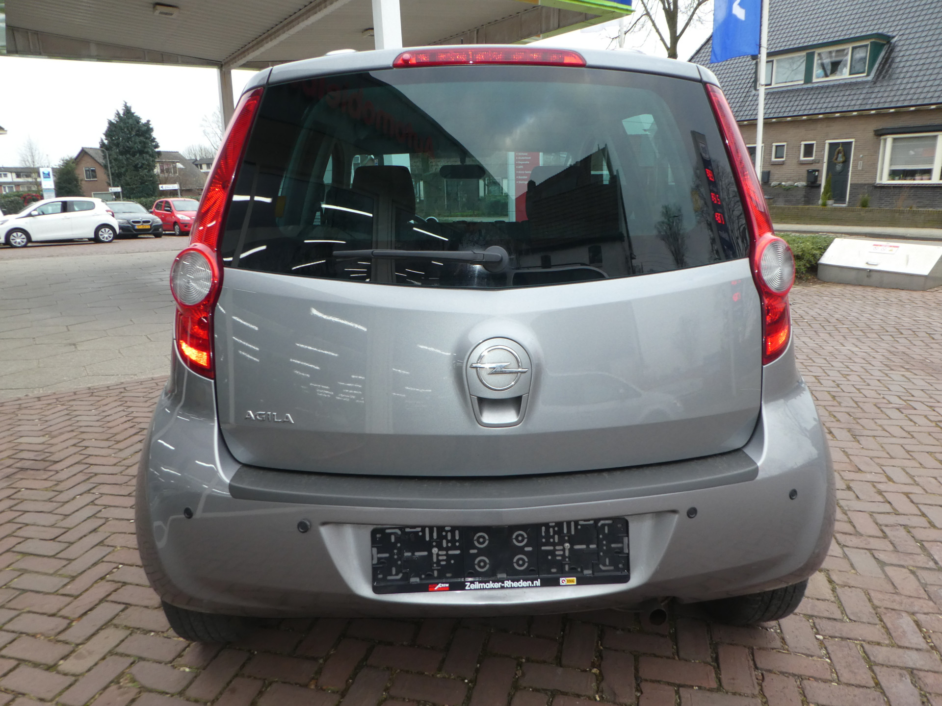 42993282-3.jpg