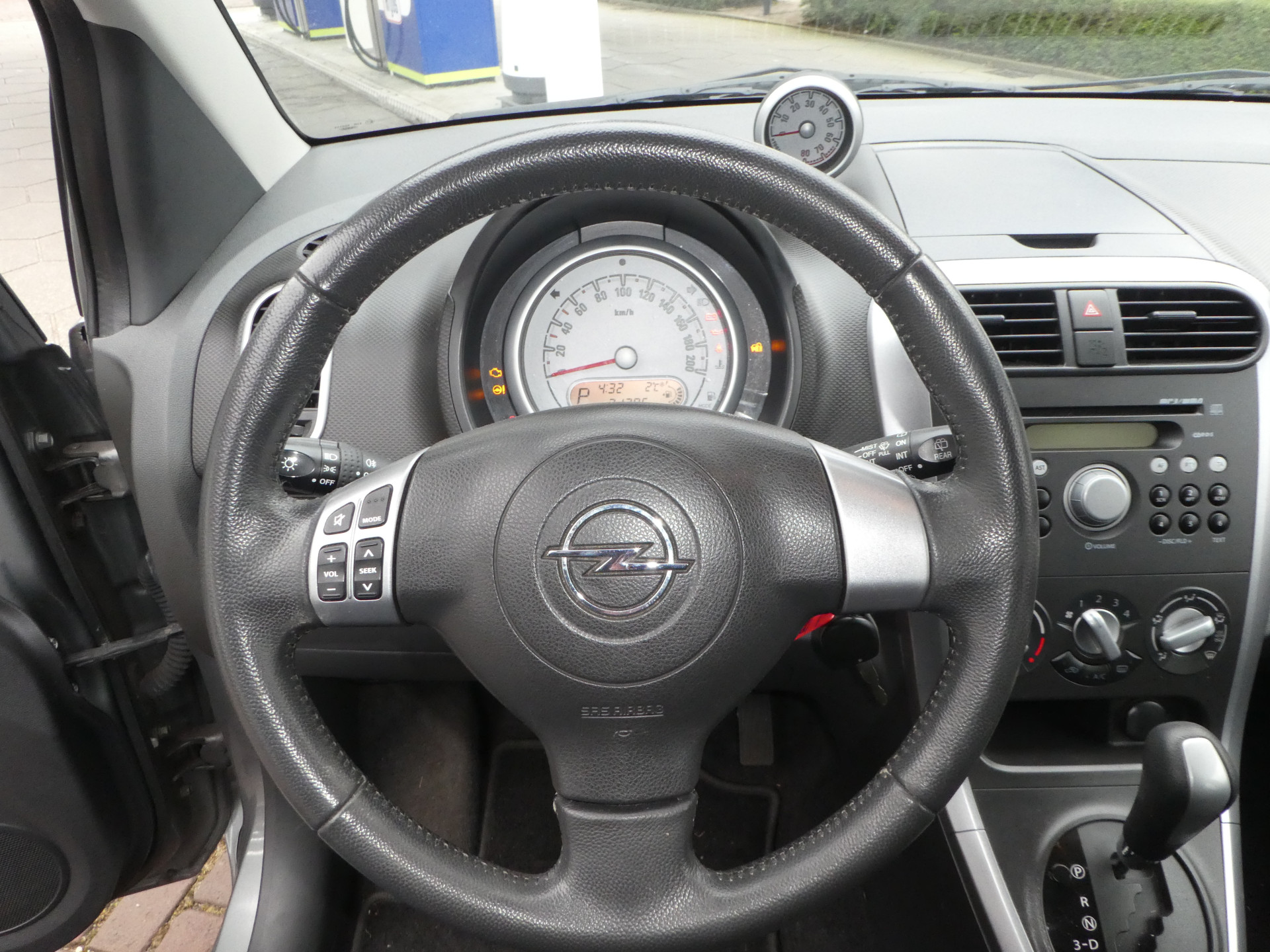 42993282-8.jpg